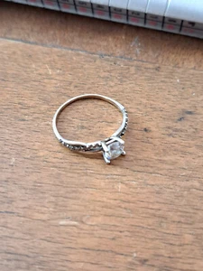 PETITE BAGUE EN OR BLANC . 18K PIERRES BLANCHES - Imagen 1 de 13