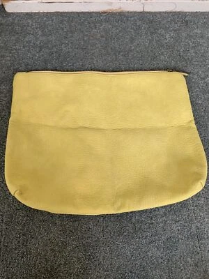 Bolso sin asas Free People Portfolio en oro amarillo de imitación de cuero Foto 1 de 4