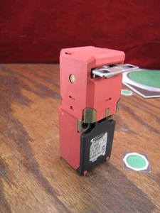 Banner  SI-LS83SE Safety Limit Switch with latch 250v 10a AC 83x31x31mm (58750) - Picture 1 of 5