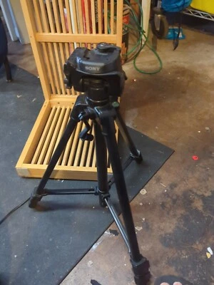 Штатив для видеокамеры Sony VCT-R640 с регулируемыми ножками 22–57 дюймов пузырьковый уровень 360 - Изображение 1 из 4