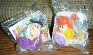 1991 LOTTO DI 2 FLINTSTONES FUN SQUIRTERS Denny's Fred & Wilma Fast Food giocattoli nuovi con scatola  - Foto 1 di 1