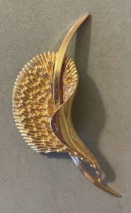 Vintage TRIFARI © Gold Tone Hawaiian Textured Anthurium Flower Pin Brooch 2-7/8" - Picture 1 of 7