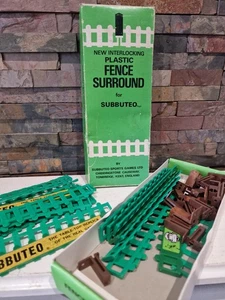 Subbuteo: Kunststoffzauneinfassung Set C108 verpackt - GEBRAUCHT. - Bild 1 von 4