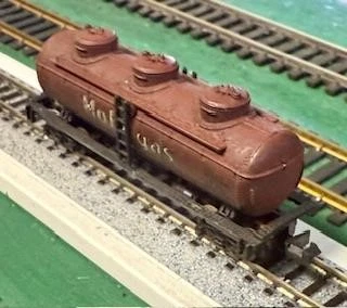 N Scale Atlas weathered Mobilgas 3-dome car with Rapido couplers - Image 1 of 1