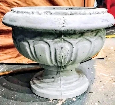 Maceta de urna de hormigón estilo vintage - Maceta de jardín exterior de alta resistencia (20 libras) EE. UU. Foto 1 de 4