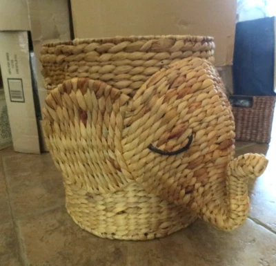 Cesta de almacenamiento de ratán tejida Pottery Barn Elephant + sábanas acolchadas toalla lovey nueva en caja Foto 1 de 4