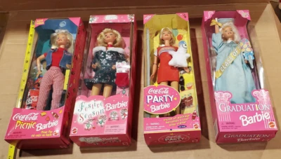 Nuevas 4 Muñecas Barbie GRADUACIÓN, Coca Cola, Freestyle, Todas Nuevas En Caja Foto 1 de 4