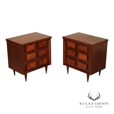 Par de mesitas de noche modernas de nogal de mediados de siglo Foto 1 de 4