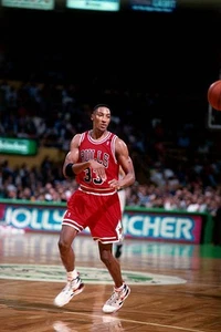 Scottie Pippen Chicago Bulls passes the ball v Boston Celtics play- Old Photo - Picture 1 of 1