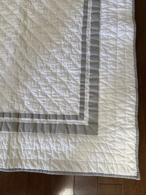 Edredón de cuna Pottery Barn Kids blanco con adornos grises 35 x 48 Foto 1 de 4