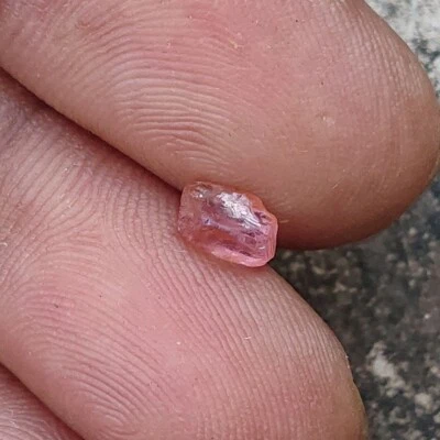 Piedra preciosa natural de espinela rosa áspera de 0,70 quilates sin tratar VVS de Sri Lanka Foto 1 de 4