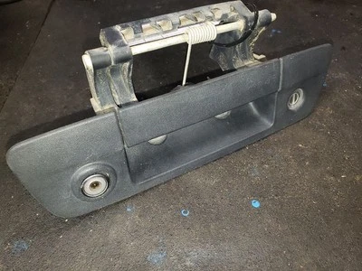 RAM 3500 2014 manija texturizada del portón trasero con cámara. NÚMERO DE PIEZA 68197873AA Foto 1 de 4