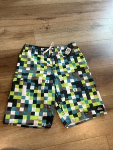 NEW BOYS SZ 27/14 GREEN GECKO CHECK QUIKSILVER LOGO BOARD SHORTS - Picture 1 of 9