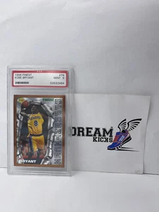 1996 Topps Finest Apprentices Kobe Bryant Rookie RC #74 PSA Neuwertig 9 - Bild 1 von 2