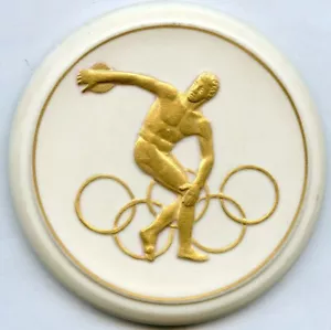 DDR MEISSEN PORZELLAN-MEDAILLE DER OLYMPISCHEN GESELLSCHAFT. - Bild 1 von 3