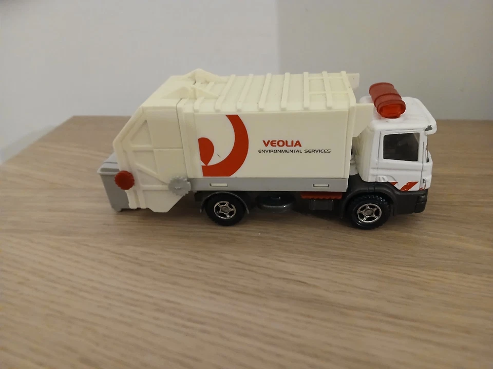MAJORETTE CAMION SCANIA BENNE A ORDURES PUB VEOLIA N°3037 1/37 - Photo 1/4