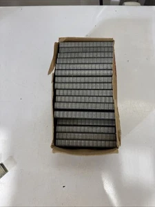 Grapas Senco P11bab, 16 Ga, corona estándar, 3/4 in pierna L, acero, paquete 4600 - Imagen 1 de 4