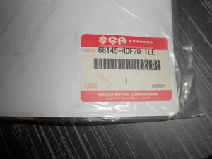Nuevo de lote antiguo Suzuki LH emblema marco cinta cubierta GSXR1000 K2 GSX-R1000 68145-40F20-1LE - Imagen 1 de 2