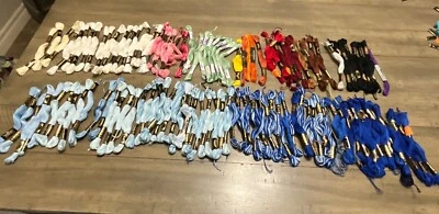 Lote Mixto de Hilo de Bordar Hilo de Bordar Madejas Sólidas Variegadas Lote de 115 Foto 1 de 4