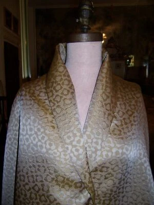 TELA MATELASSE DE ALTA COSTURA ITALIANA BRILLANTE ORO SUAVE 4yd flores estilizadas sobre piqué Foto 1 de 4