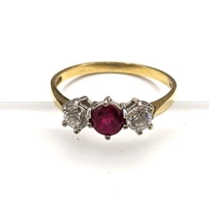 14ct Yellow Gold Ring Red Ruby Three Stone Setting UK ring Size R - Picture 1 of 11