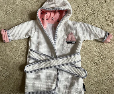 Nautica 婴儿白色粉红色连帽长袍帆船正面装饰;0-9 个月 — 第 1/4 张图片