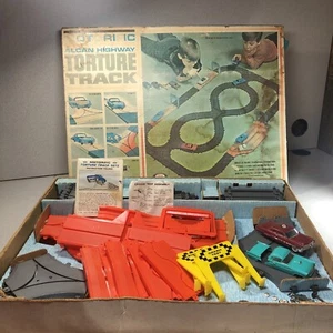 IDEAL JUEGO DE PISTA DE TORTURA MOTORIZADO ALCAN CARRETERA con Dos Coches Dañados - Imagen 1 de 24