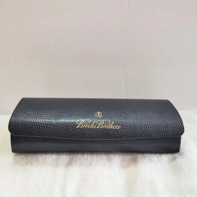 Estuche para gafas Brooks Brothers Clamshell azul marino textura piel de serpiente logotipo con acento dorado Foto 1 de 4