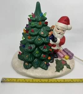 "Árbol de Navidad vintage de yeso pintado a mano con luz de Papá Noel y regalos 9,75""x9""" - Imagen 1 de 14
