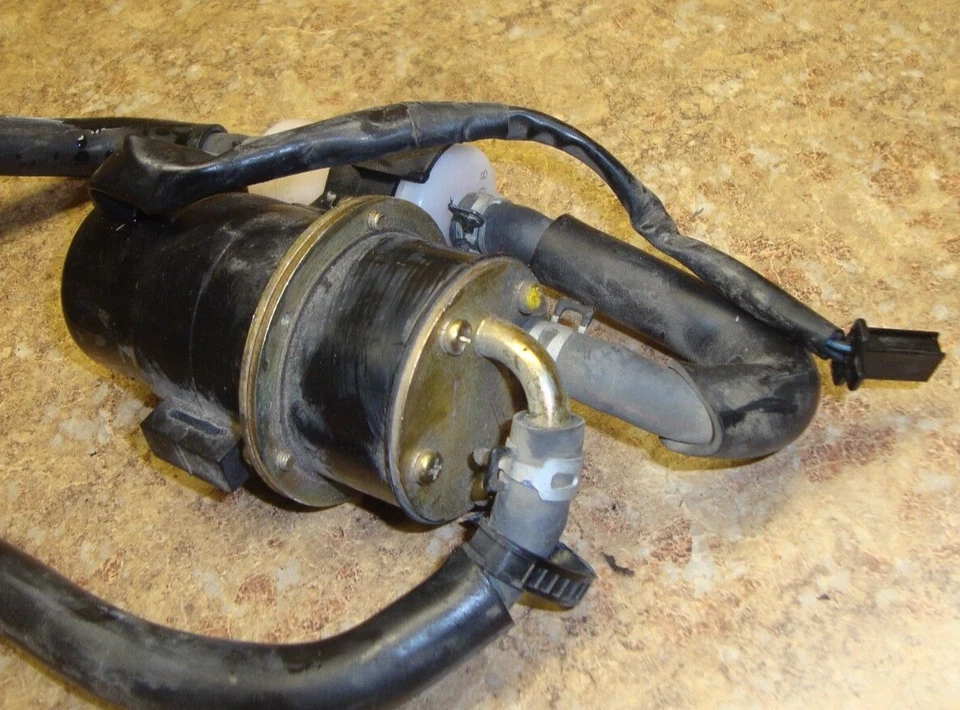 2001 Yamaha FZS1 FZ1 FZ 1 FZS1000 1000 Fazer Fuel Gas Pump Petrol 01 - Image 1 of 1