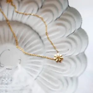 Woman 18K Gold Plated Stainless Steel Daisy Flower Cute Pendant Chain Necklace - Picture 1 of 4