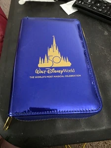 Walt Disney World 50th Anniversary Celebration blau Reisepass oder Clutch Geldbörse - Bild 1 von 3