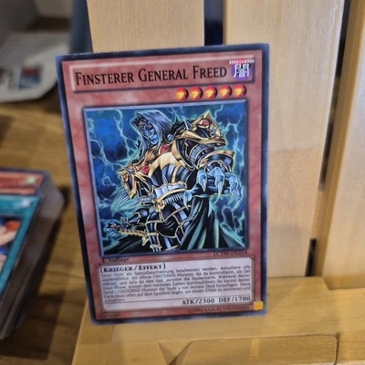 Yu-Gi-Oh Finsterer General Freed COMMON 1.Auflage LCYW-DE214 - Bild 1 von 2