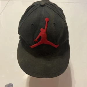 Gorra ajustable Air Jordan Jumpman Snapback negra roja con logotipo - Imagen 1 de 6