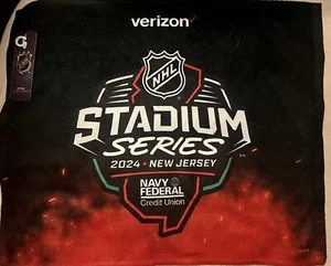 ASCIUGAMANO NHL STADIUM SERIES RALLY SGA 2024 HOCKEY NY RANGERS ISLANDERS DEVILS FLYER - Foto 1 di 2