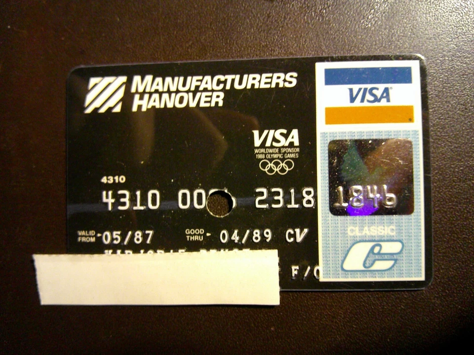 VINTAGE *MANUFACTURERS HANOVER VISA* RARE EXPIRED CREDIT CARD.  Exp. 4/89. - Image 1 of 1