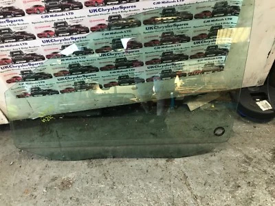 CHRYSLER GRAND VOYAGER 2008-12 LEFT PASSENGER SIDE FRONT DOOR WINDOW GLASS N/S/F - Image 1 of 4