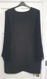 Abito River Island taglia 22 nero tinta unita plissettato maniche a mantello trasparente scollo a V! - Foto 1 di 6