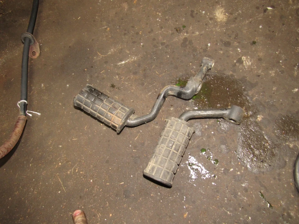 estriberas delanteras izquierda derecha Suzuki GT750 1974 Foto 1 de 1