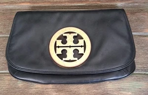 Bolso sin asas Tory Burch de cuero negro sin correa  - Imagen 1 de 10