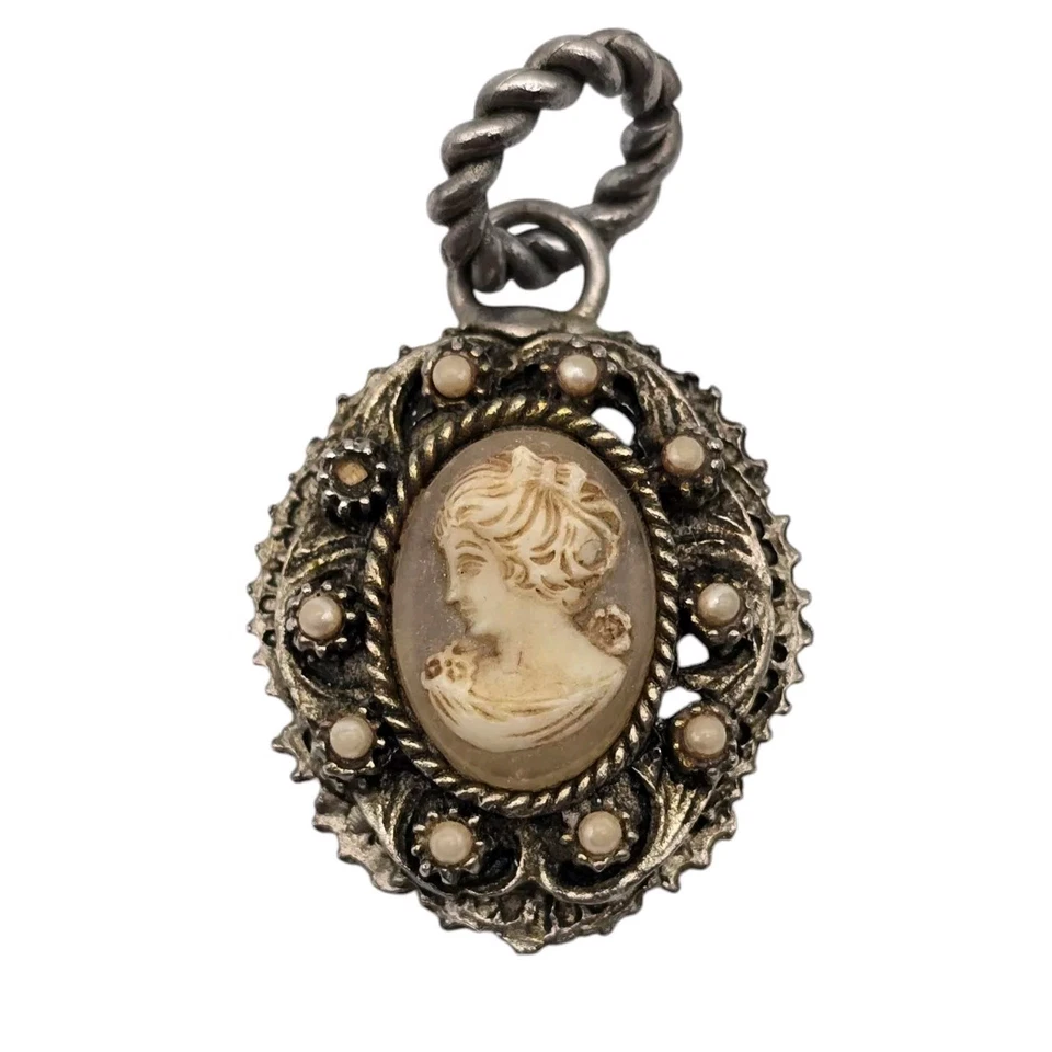 Colgante camafeo Graziano vintage orientado a la izquierda cabeza de dama acento de perlas Foto 1 de 4