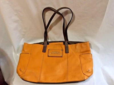 Bolso de hombro/tote/cartera Sophia Caperelli con patas de cuero granulado dorado, ribete marrón Foto 1 de 4