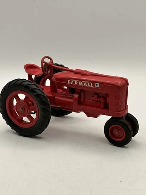Vintage International Harvester Farmall M Tractor Miniature 1:16 Toy - Image 1 of 4