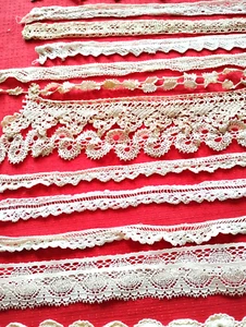 VINTAGE LACE TRIMS- SCRAPS-BITS & PIECES-GREAT FOR DOLL DRESSES- PILLOW TOP - Picture 1 of 4