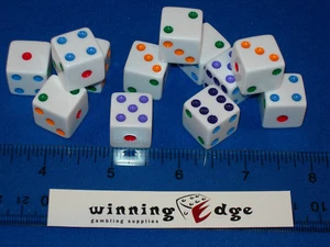 NUEVOS 12 DADOS BLANCOS con PIPS DE COLORES 16MM ENVÍO GRATUITO BUNCO CRAPS YAHTZEE - Imagen 1 de 3