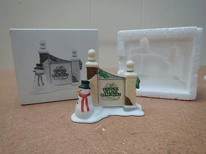 VILLAGE SIGN WITH SNOWMAN * HERITAGE VILLAGE * DEPARTMENT 56 - Picture 1 of 3