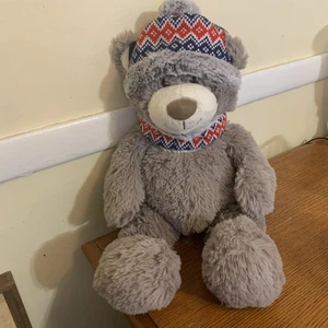 Peluche GT Gentle Treasure muy suave gris oso rojo y azul tobogán y bufanda - Imagen 1 de 8