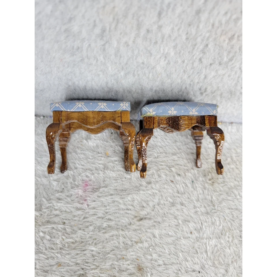Juego de taburetes miniatura para casa de muñecas estilo campo francés par tapizado en madera Foto 1 de 4