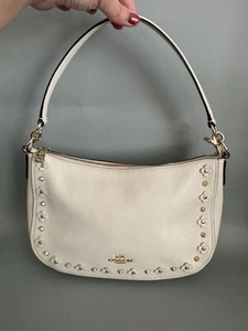 Bolso de Hombro Coach Chelsea Tachonado con Remaches Florales Cuero Blanco Tiza Margarita - Imagen 1 de 13