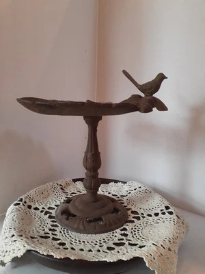 ALIMENTADOR DE PÁJAROS DE MESA DE HIERRO FUNDIDO VINTAGE Foto 1 de 4